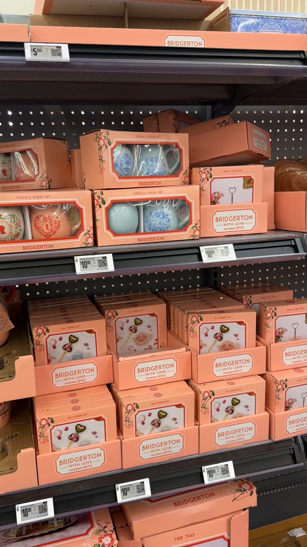 Bridgerton vibes for less ✨ Loving the new Walmart x Bridgerton collection for affordable Regency-inspired home decor. Think floral accents, pastel tableware, vintage-style vases, romantic candles, and elegant hosting pieces that look high-end without the high price. Perfect for spring decor, tea party hosting, cottagecore interiors, and Bridgerton-inspired home styling 💐

Walmart Bridgerton collab, Bridgerton home decor, Regency style decor, romantic home decor, spring table decor, floral decor, pastel home accents, vintage inspired decor, cottagecore home, affordable luxury decor, tea party decor, Walmart home finds