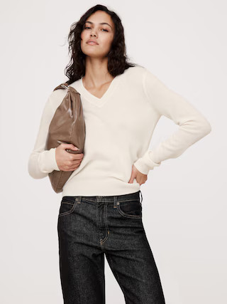 Lightweight Cashmere V-Neck Sweater | Banana Republic (US)