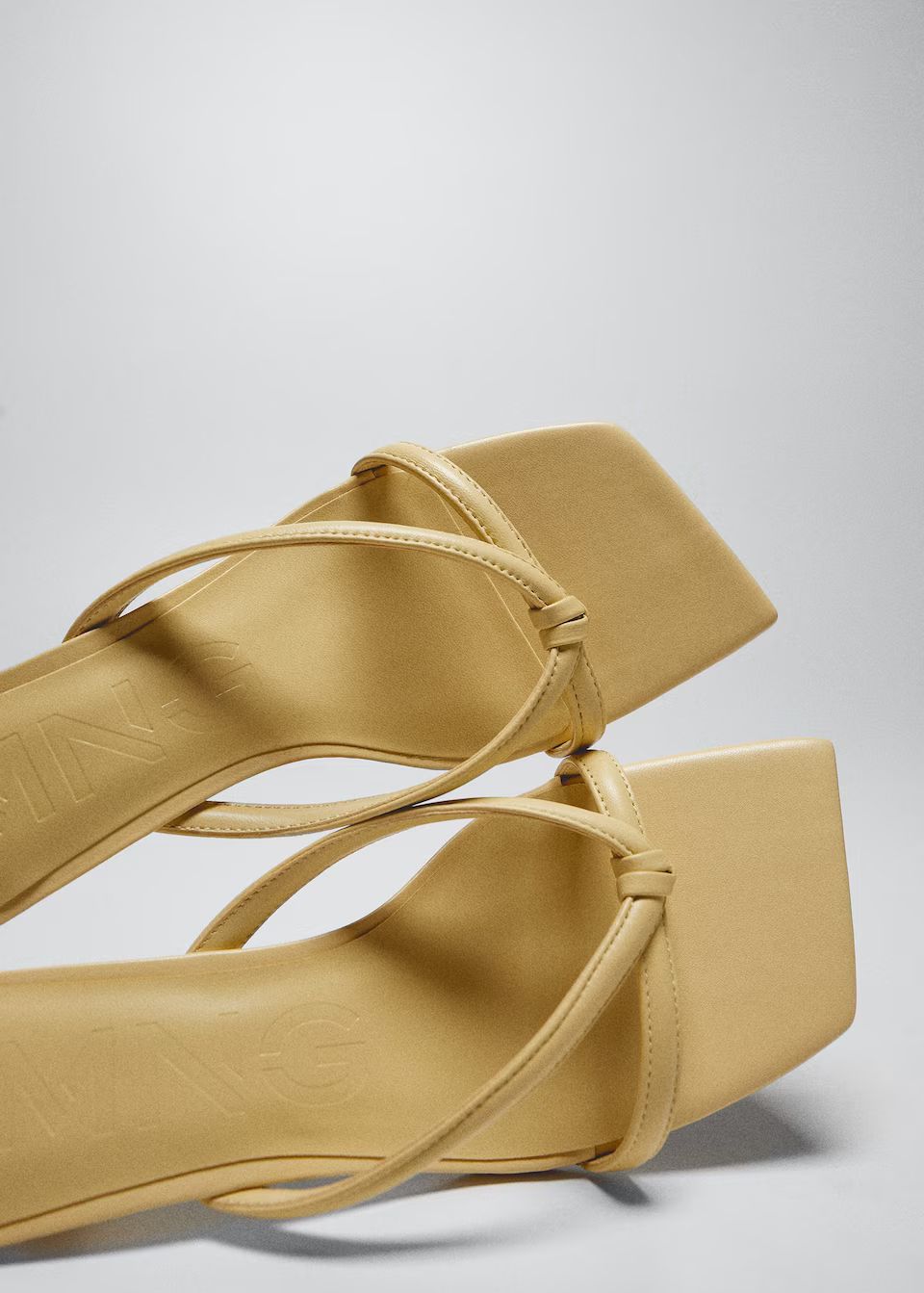 Sandales cuir ouvertes à l'arrière -  Femme | Mango France | MANGO (FR)