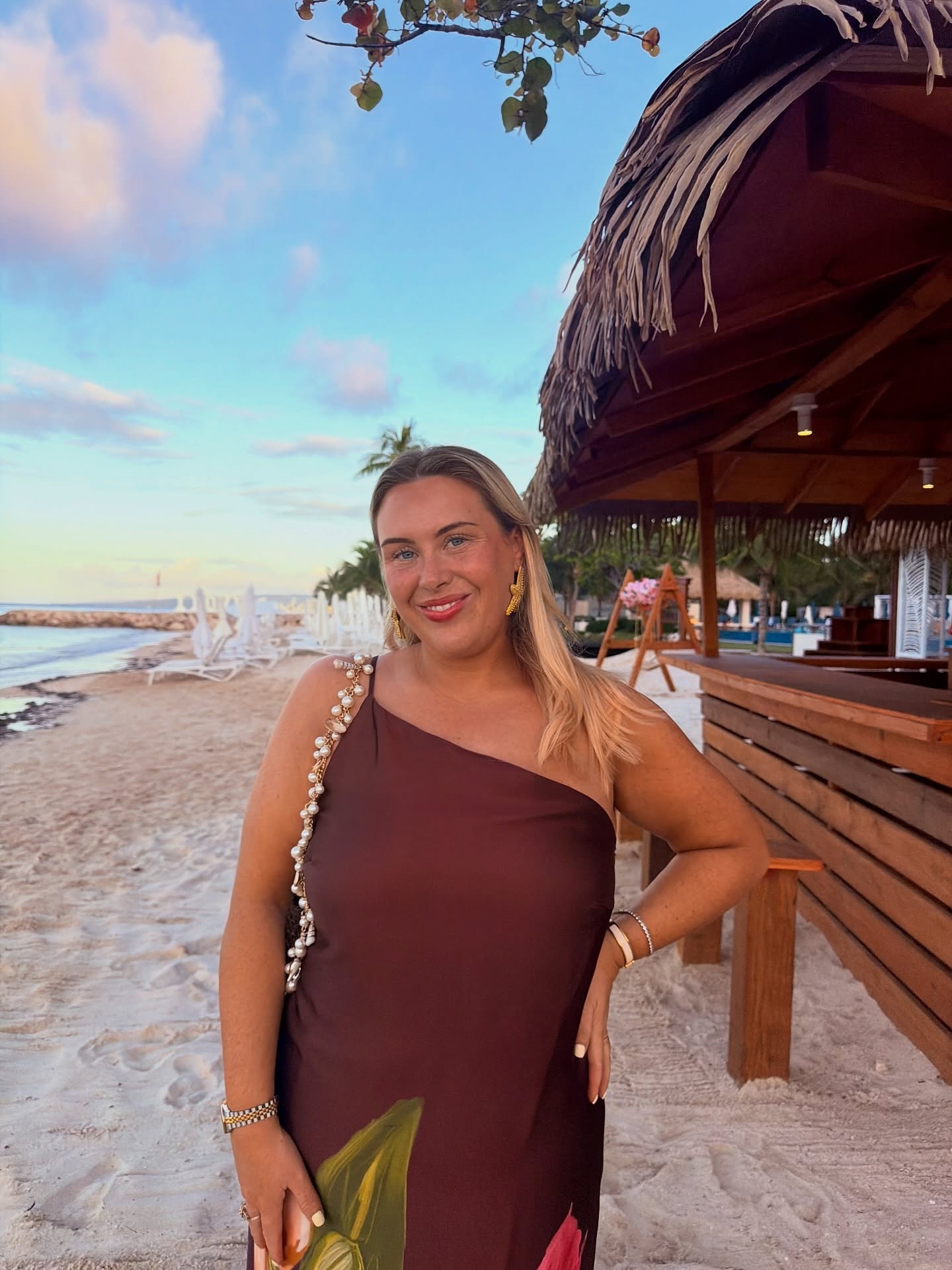 Meet me at the beach bar? 🍹 

#jamaica #beaches #holidaydress #holidayoutfits #travel