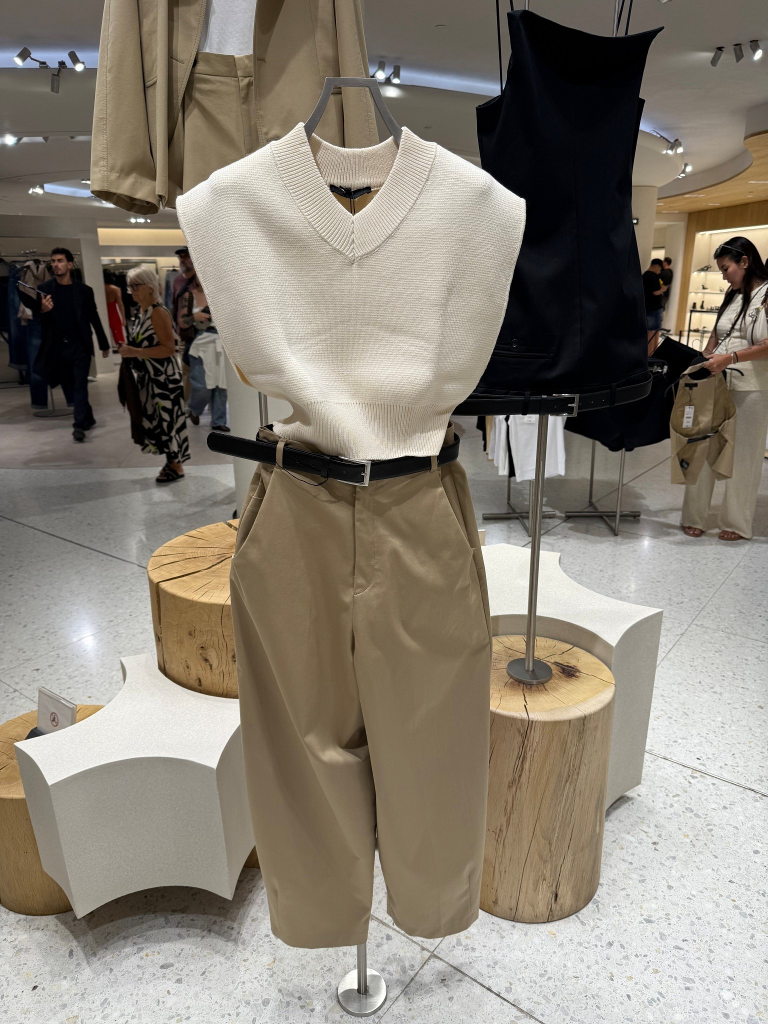 Zara v neck sweaters🙋🏽‍♀️
Tags: knit top cream oversized chunky cargo high waist trousers with belt camel autumn transitional inspo outfit ideas chic women’s style city break Parisian cool girl layers capsule wardrobe basics

#LTKstyletip #LTKautumn