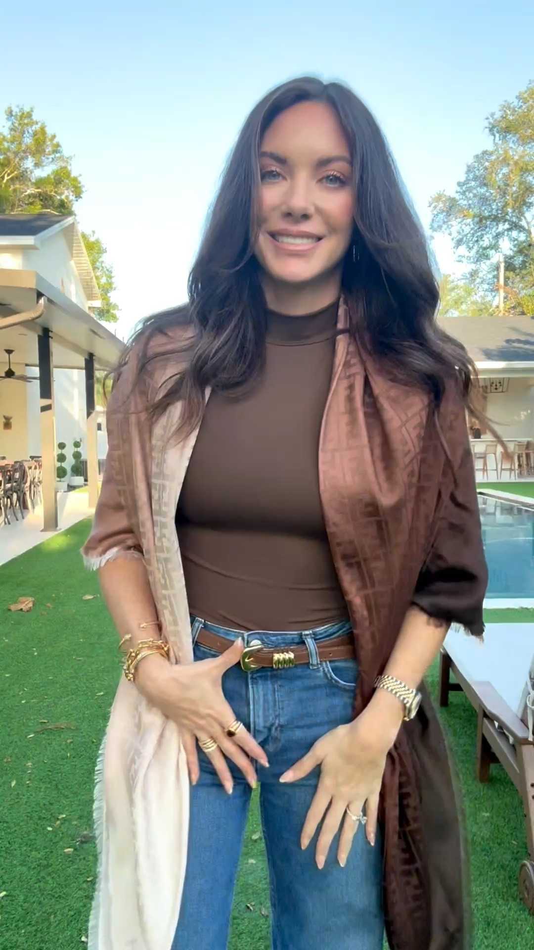 Shawls and scarves are always a fun way to dress up a simple outfit 🤎￼
@Reformation @evereve @Anthropologie @Fendi #grwm #fashioninspo #workwear