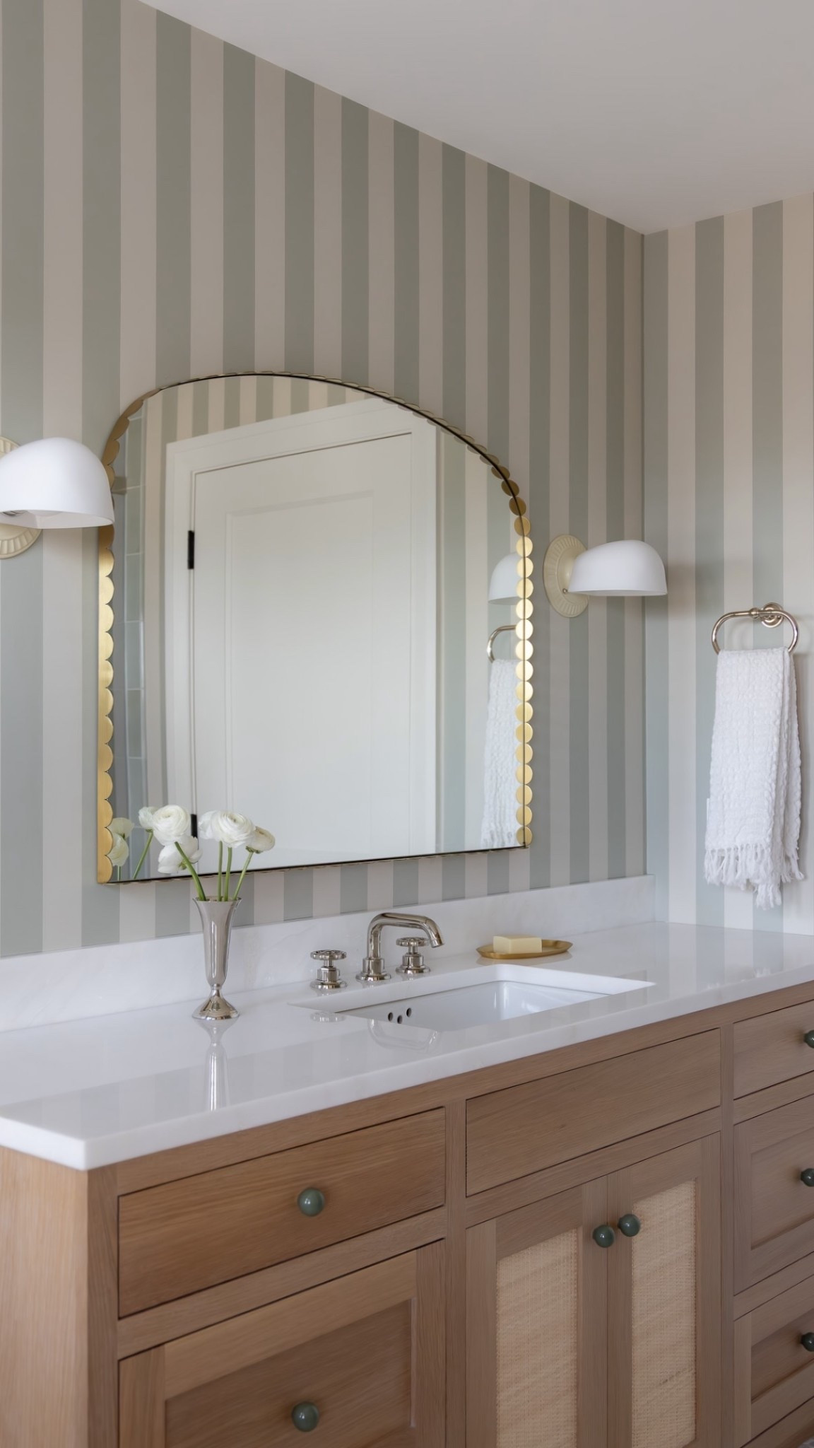 The cutest scalloped mirror from our Humarock project

#LTKmorningroutine #LTKHome
