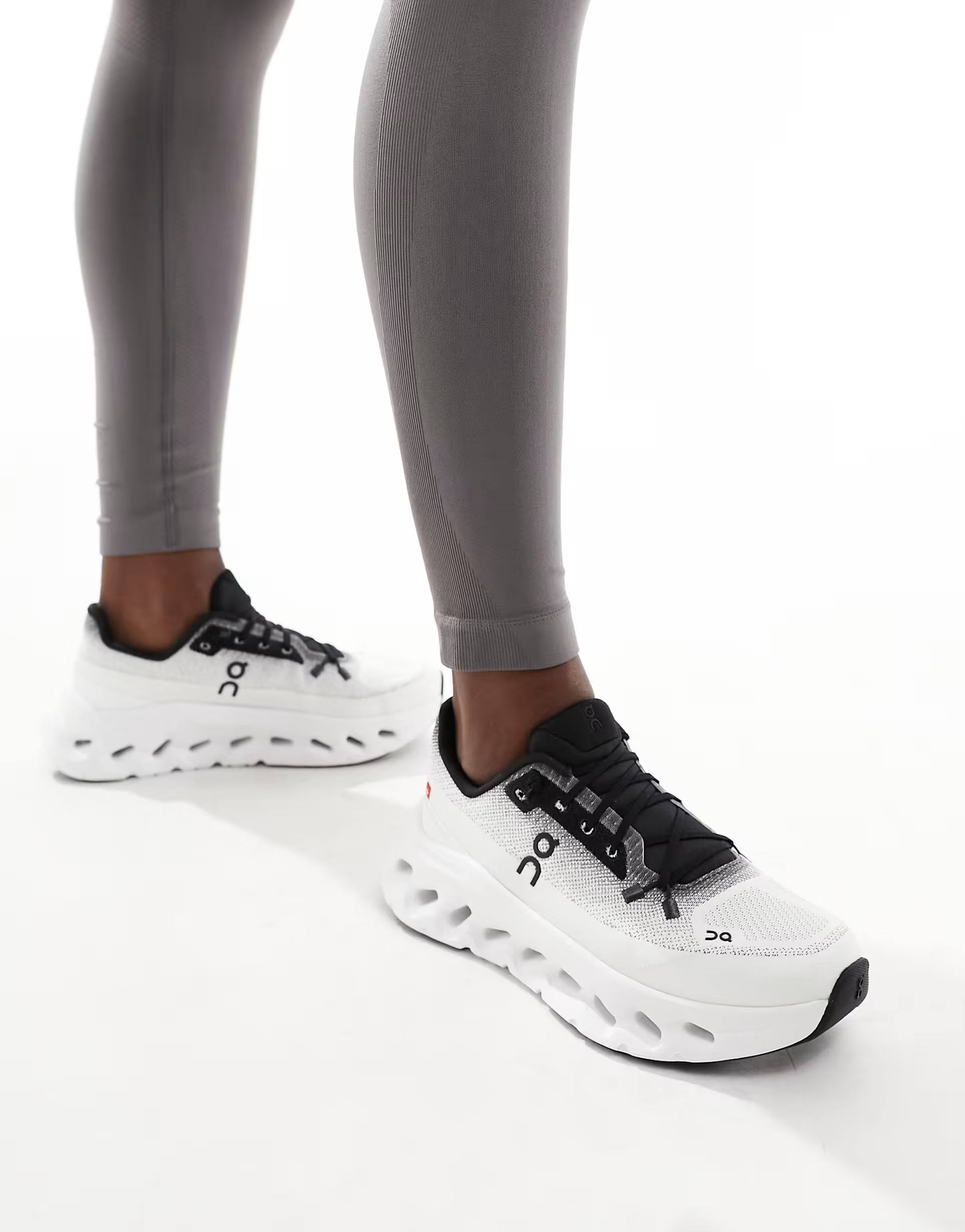 ON Cloudtilt trainers in white and black | ASOS (Global)