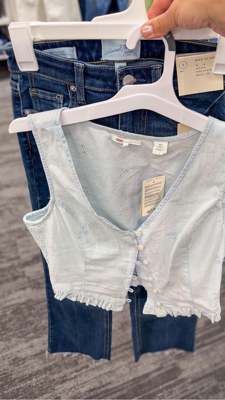 These #universalthread flare jeans are 👌🏼 and I love them paired with this levi’s blouse! 

Size 2 jeans
Size medium top

#targetfinds #target #levis #targetmusthaves