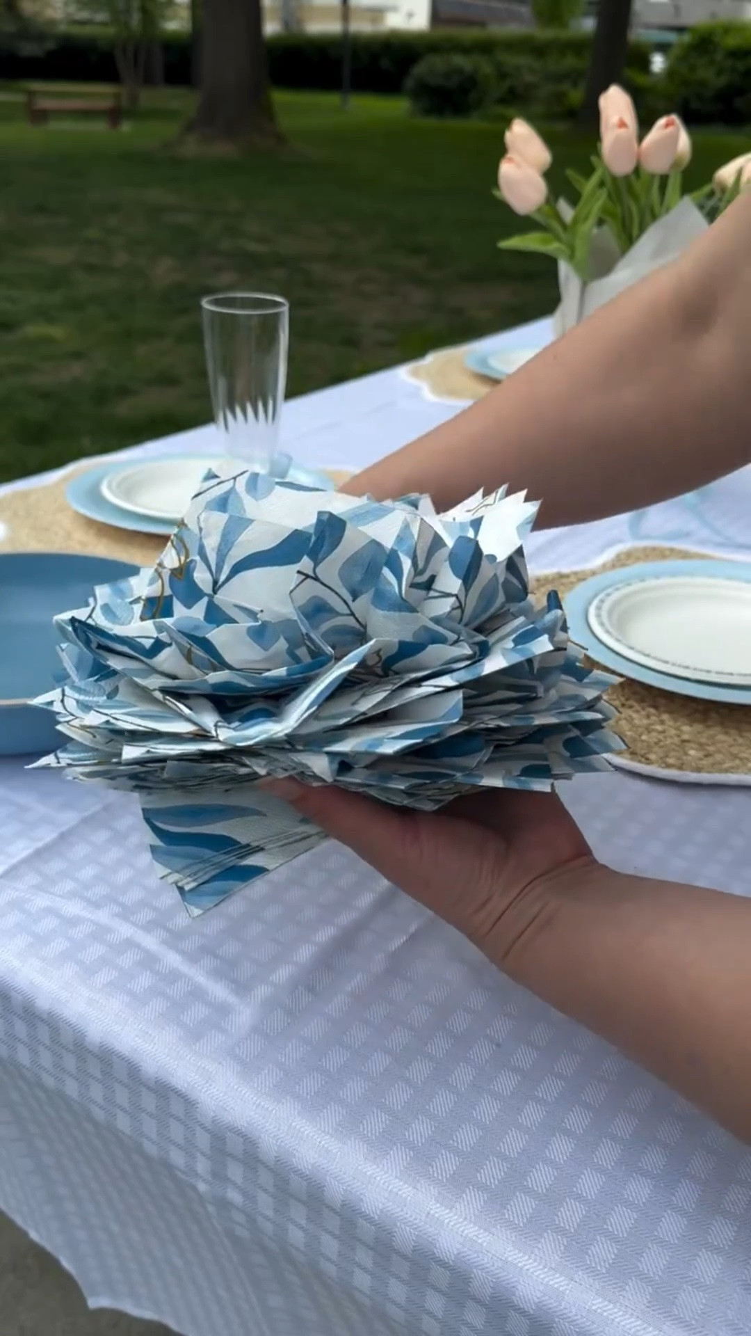The easiest way to make your table look extra pretty ✨
Just napkins… and a little magic.

Save this idea for your next picnic, brunch, or summer dinner.

#picnicdecor #tablescape #hostingideas #diytabledecor cozyaesthetic