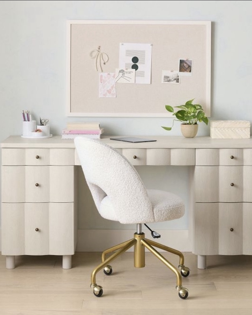Fluted Storage Desk & Chair

Best Seller Pottery Barn desk and desk. Perfect for a girls room or space. 

Unique Design 

#LTKmomlife #LTKdayinmylife #LTKHome