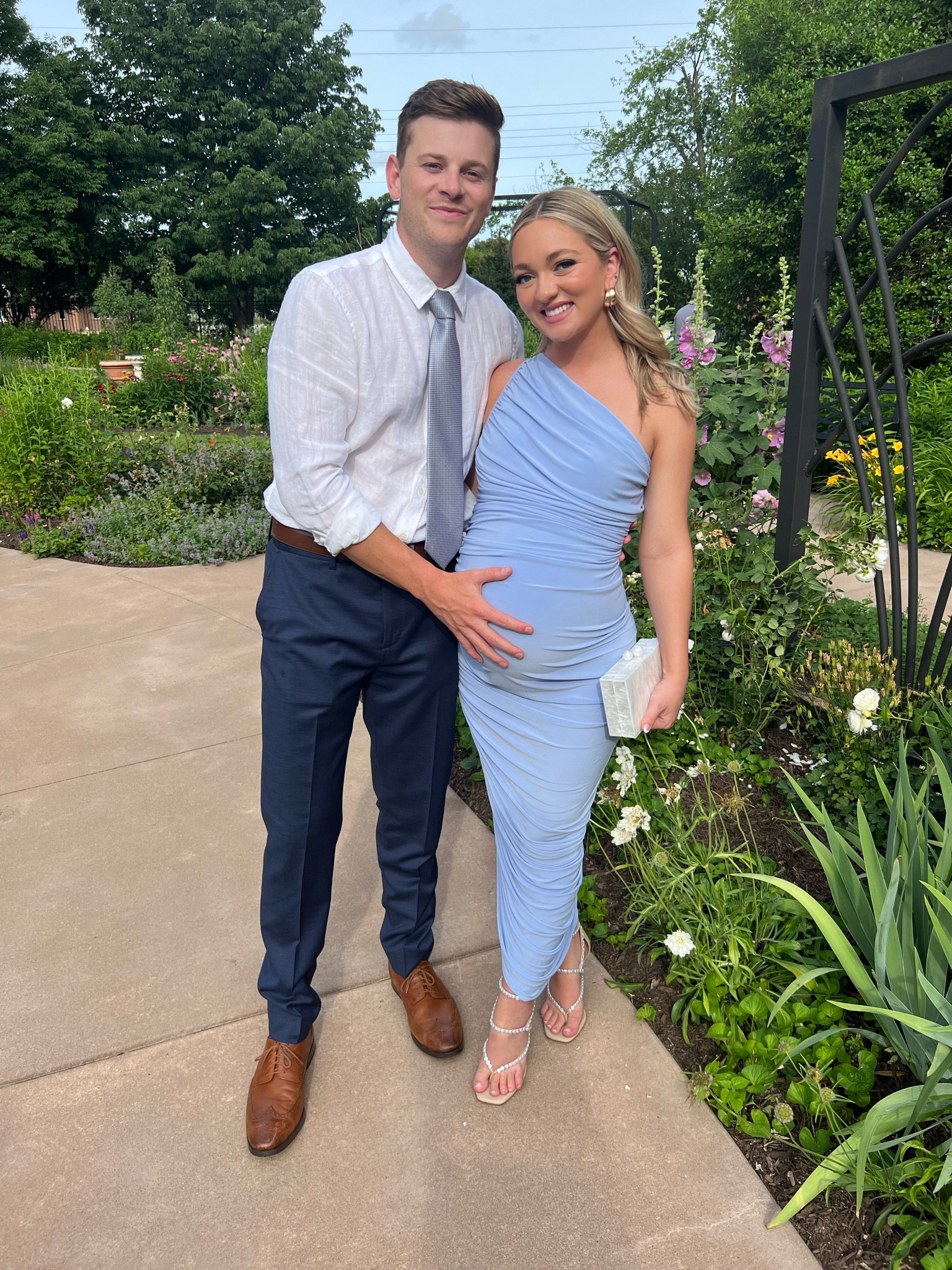 The perfect bump-friendly wedding guest dress! 🤍