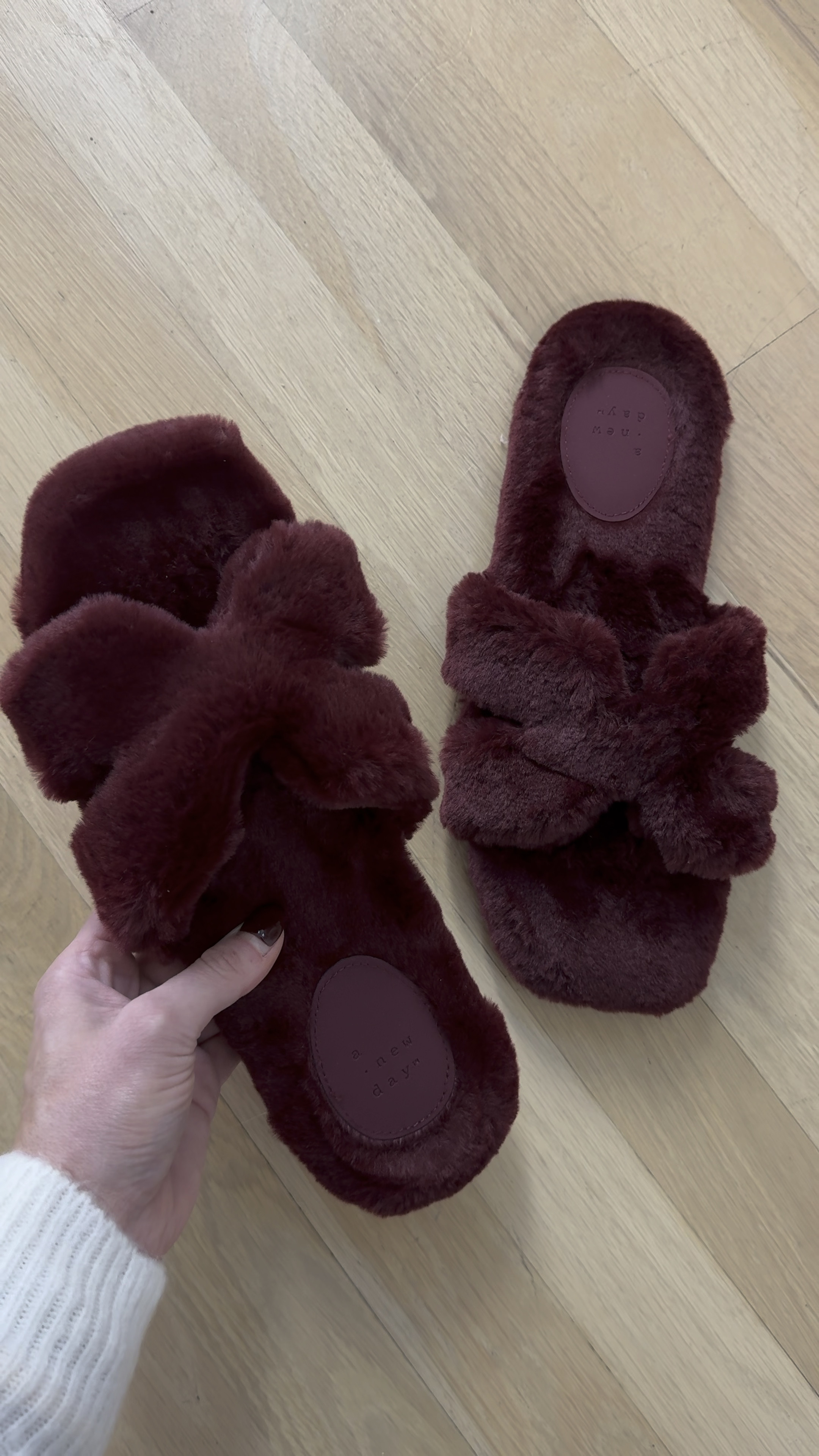 Stocking stuffer idea ! $15 slippers from target are so good! Tons of color options 

Burgundy slippers
Gifts for her 
Stocking stuffer for her 
Gifts under $20 

Comment SHOP below to receive a DM with the link to shop this post on my LTK ⬇ https://liketk.it/4WXxR #ltkgiftguide #ltkholiday #ltkcyberweek#LTKCyberWeek 



#LTKHoliday #LTKGiftGuide #LTKSaleAlert