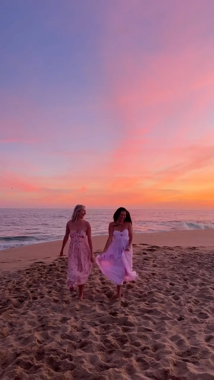 nothing better than catching the prettiest sunset with your bestie ☀️💕

#pintereststyle #pinterestgirl #girlygirly #girlhood #girlythings #summerinspo #friendship💕