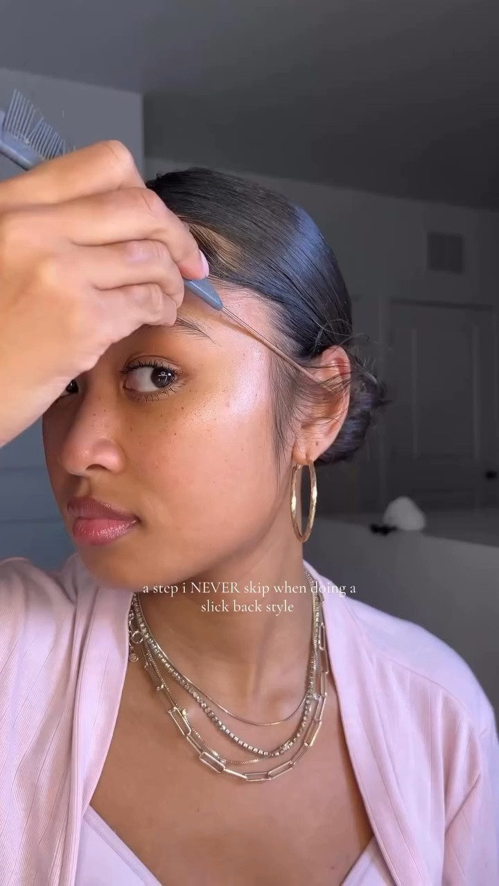 finishing touches on any slicked style💕

#slickback #shinyhair #hairoil