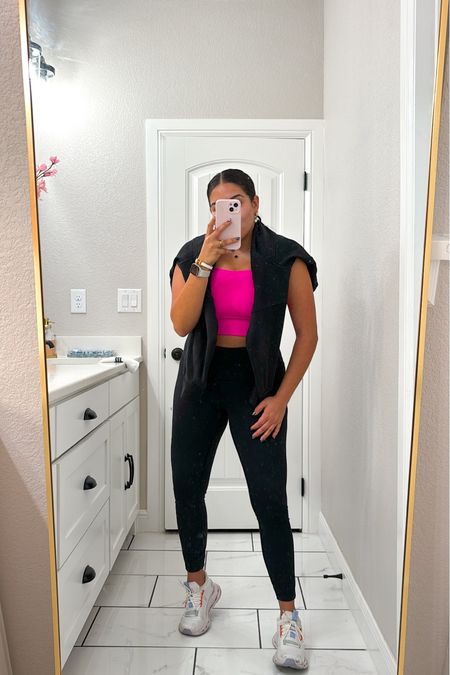 Monday Workout Ootd. I’m wearing a medium in my bra and a size 8 in my leggings 


#LTKU #LTKshoecrush #LTKfitness