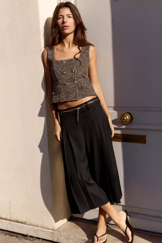 Bermuda a vita alta con pince anteriori. Cintura con catena dorata. Chiusura laterale con cernier... | Zara IT