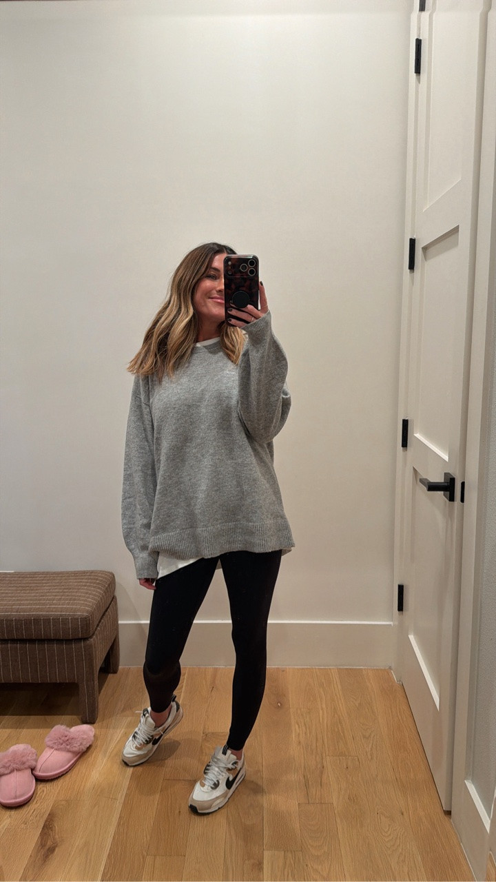 Casual comfy!🖤
Wearing size small in sweater (size up or down depending on the desired length). xs in boyfriend tee.