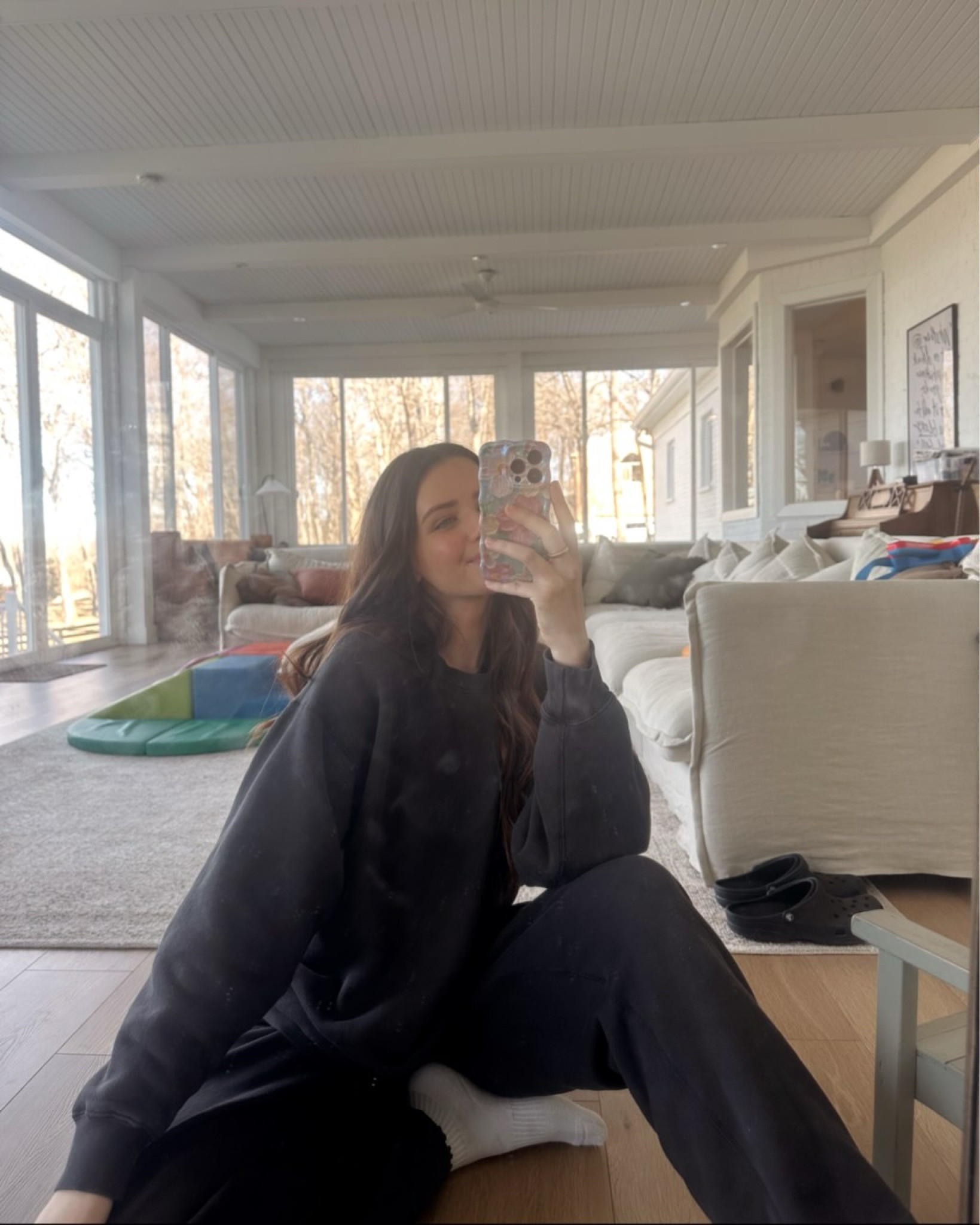 OOTD ft my kids fingerprints lol 🫶🏼 both my elwood sweatshirt and sweatpants are in size medium but i think i would go for a small next time in the pants! 
