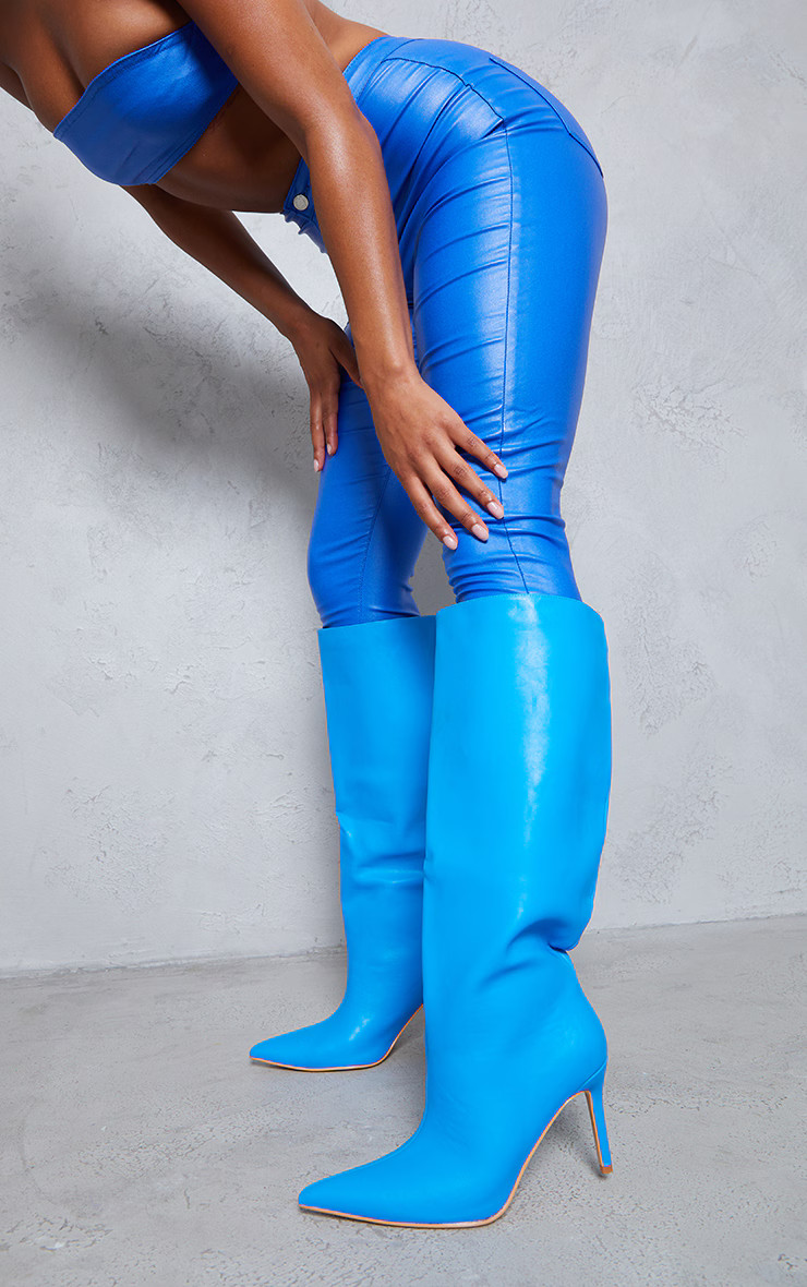 Bottes hautes talon haut aiguille en similicuir bleu effet croco à bout pointu | PrettyLittleThing (FR)