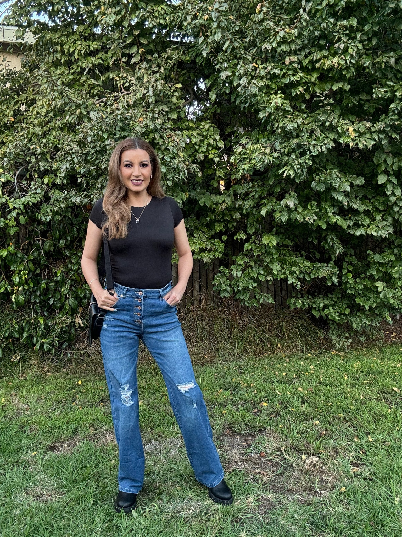 Utyful - Pantalones de mezclilla para mujer, de cintura alta y ajuste relajado, rasgados, acampanados, elásticos
De referencia utilizo size :M


#LTKSeasonal #LTKstyletip #LTKbeauty