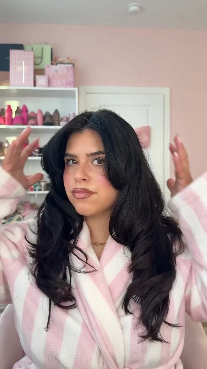 my quick blowout using @sharkbeauty flexstyle, @emijayinc heavenly hair milk, @mane_____ temp check heat protector, @redken acidic color gloss and @lanzahaircare finishing spray 🎀🫧🪽