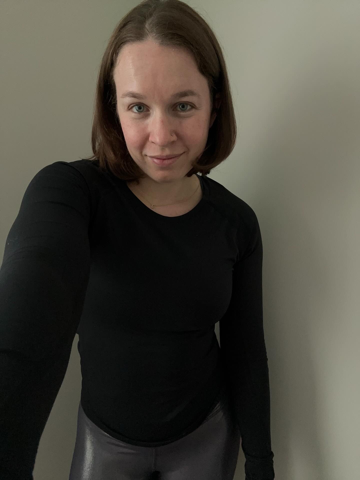 workout vibes, but let’s make it moody 🖤 a little active recovery day involves walking with Olls, Pilates, and yoga. 🧘🏼‍♀️ top is the momentum flex long sleeve and elation shine leggings from @athleta 🖤
.
.
.
#athleta #athletacreator #runner #runnersofinstagram