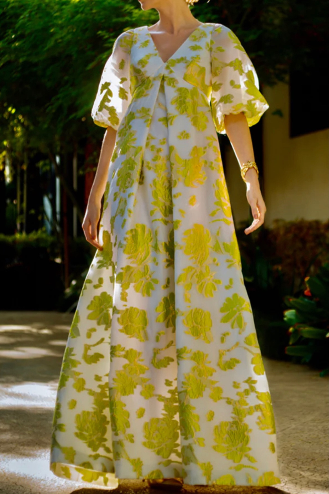 OVER THE MOON

BARBARA TFANK

FULL SLEEVE PLEAT FRONT GOWN