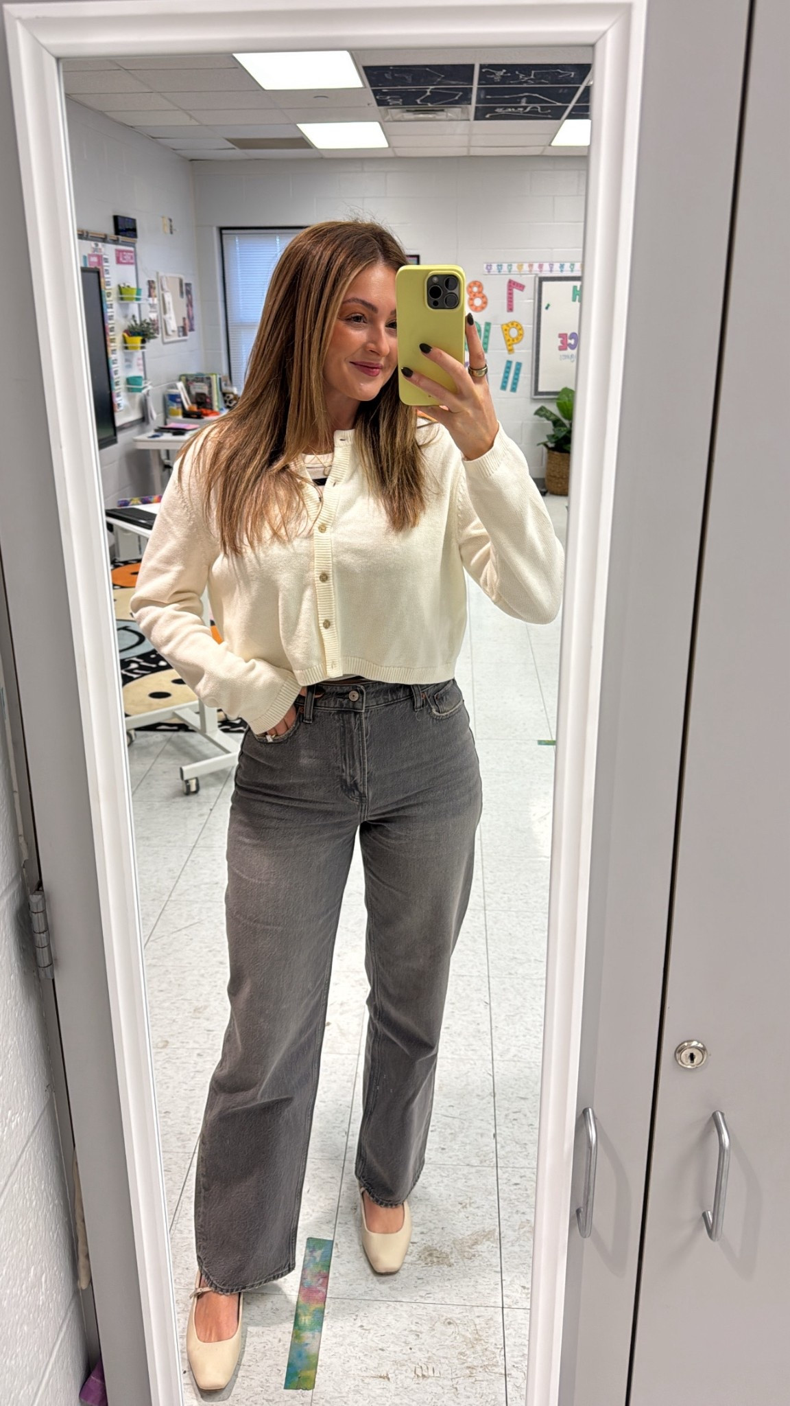 Jeans: 27L
Tank: M
Cardigan: M
Shoes: TTS

Teacher outfit, teacher ootd, teacher style 