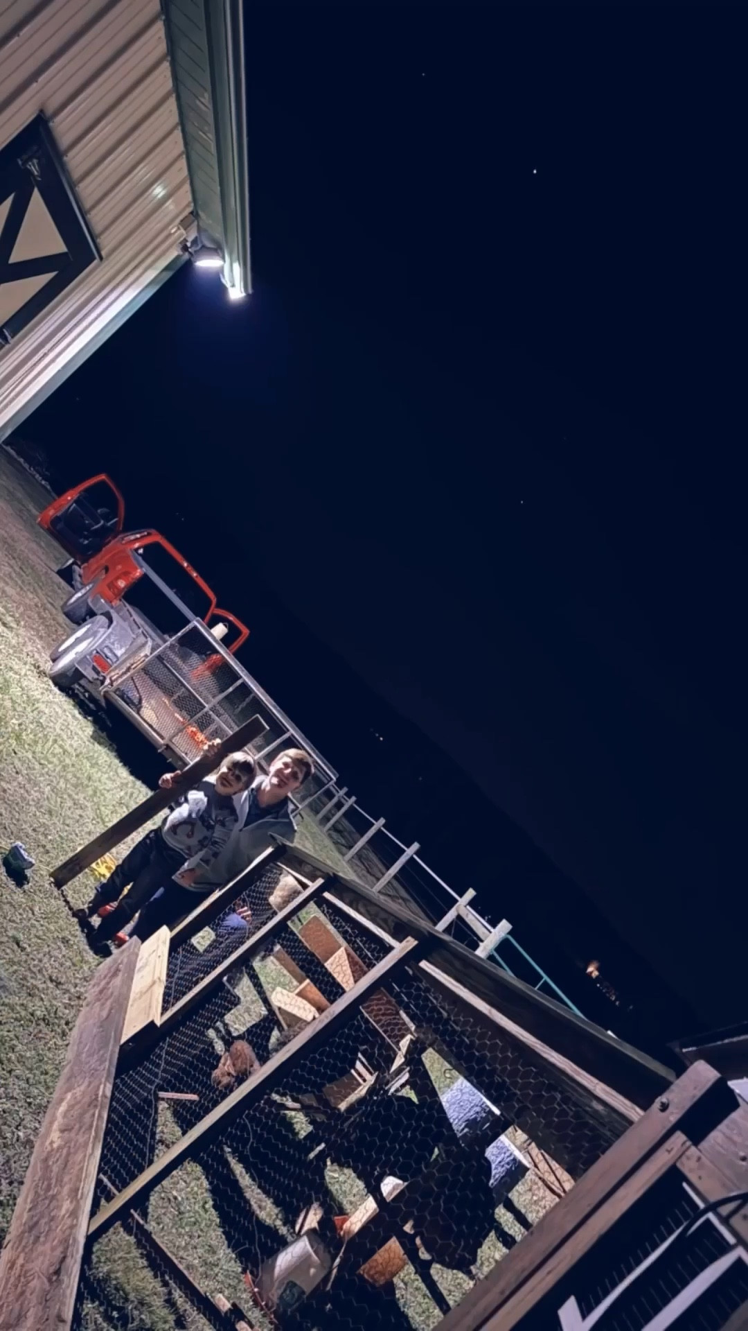 Tonight’s family activity: bringing the chickens home sweet home to the farm 🐓🤠🚜🌾🛠️🪵🥚