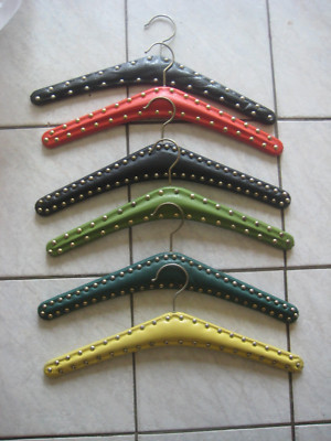 Kleiderbügel VINTAGE 60er dickes Kunstleder mit Nieten rot grün gelb 8 Stück  | eBay | eBay DE