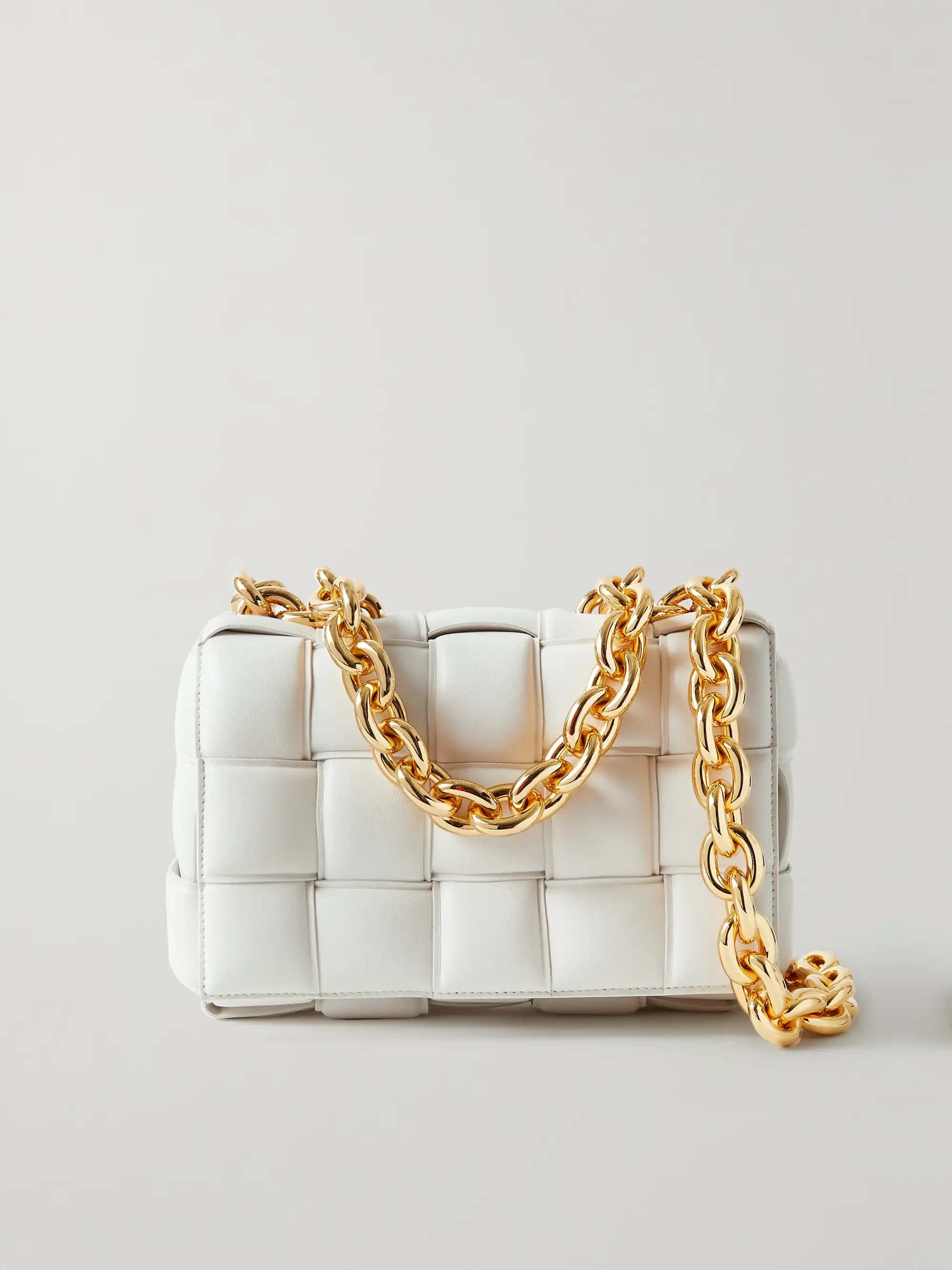 Cassette Schultertasche aus gepolstertem Intrecciato-Leder mit Kette | NET-A-PORTER (UK & EU)