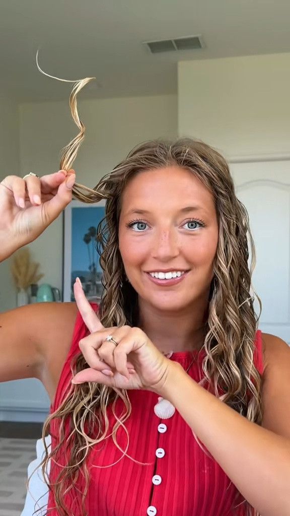 Scrunching out the crunch as always ✨ 
Shop the NEW @Not Your Mother's Curl Talk Strengthening oil at @Ulta Beauty with the link in my bio 
#NYMPartner #wavyhairroutine #curlyhair #hairoil