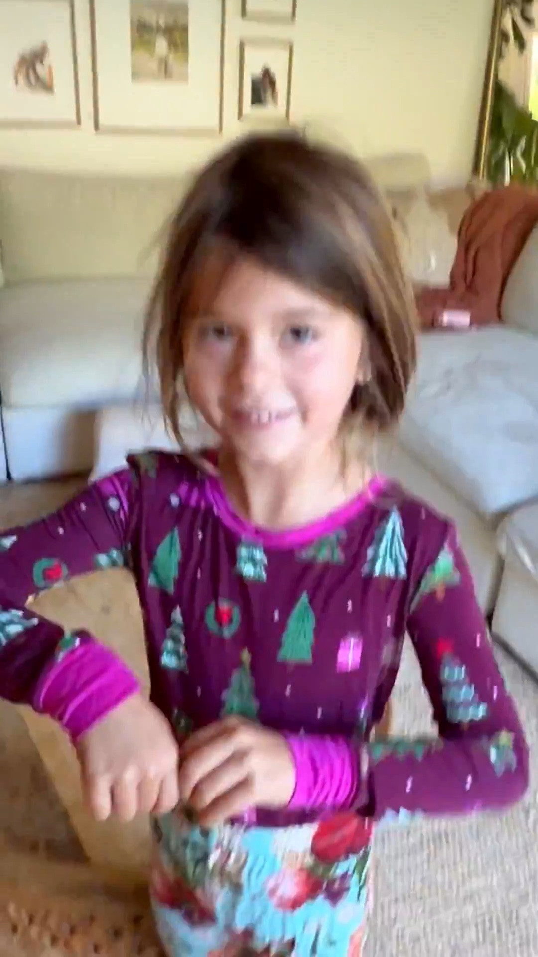 Elf on the Shelf on day 1 in our home. She brought my daughters a craft advent calendar- a craft each day & only $15! 

Target crafts, advent calendar, kids craft, gifts for kids 