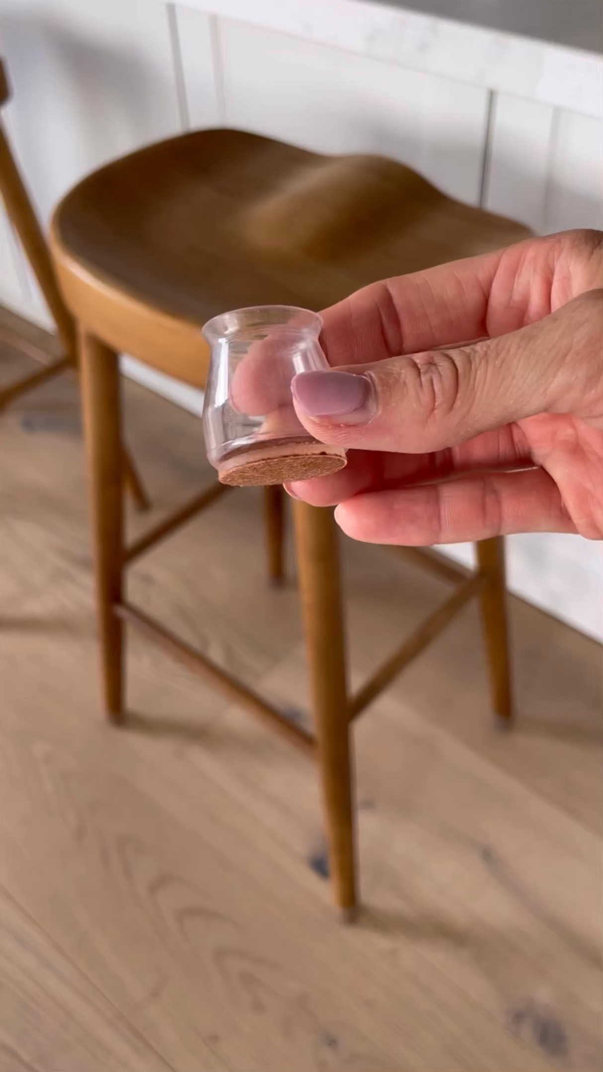 Diese 4 Produkte sind bei uns regelmäßig im Einsatz!
Die Stuhlkappen passen auch auf Sofa-, Tisch- und Hockerbeine - so schützt ihr euren schönen (Parkett-)Boden und bekommt keine hässlichen Kratzer 🫣 
Das Möbel Pflegeöl nutze ich alle 6 Wochen - damit sieht der Tisch wieder aus wie neu und Fett- und Wasserflecke verschwinden 🥰
Die SOS Wandfarbe ist als kleiner Stift super praktisch für kleine Macken und ihr müsst nicht direkt den ganzen Farbeimer aus dem Keller holen 😜
Und zuletzt sind die Schmutzradierer hier täglich im Einsatz, denn die Kids malen gern die Wände an wenn ich nicht hingucke 🫣

#LTKeurope #LTKdeutschland #LTKhome