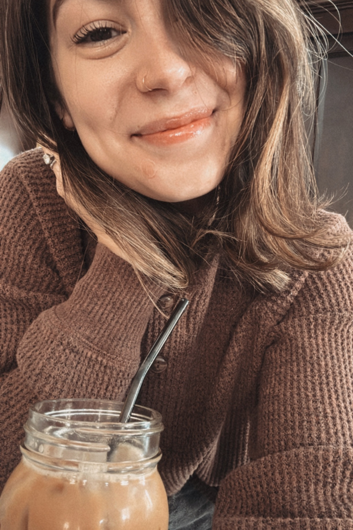 Feeling good other than breaking out a ton! Peep the little sticker on my chin. Thank goodness for these little stickers 🙌🏼 