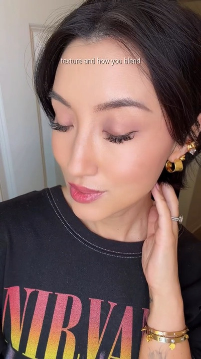 Makeup over 40 ✨ Recreating this soft, effortless makeup look with a few tweaks that work beautifully on mature skin — lightweight layers, softly sculpted eyes, lifted blush placement and skin that still looks like skin.

Products used:

✨ Typology Skin Tint
🤍 Lancôme Care & Glow Serum Concealer
☁️ BCL Clear Last Face Powder
🤎 Patrick Ta Sculpt & Shade Stick
👁️ Makeup by Mario Ethereal Eyes Palette
🖤 Heroine Make by KissMe Durable Eyeliner
☀️ Dior Beauty Forever Nude Jumbo Bronzer
🌸 MERIT Flush Balm Cream Blush
💋 Pixi by Petra Lip Blush + LipTone pH Lip Gloss

Soft, polished and wearable — exactly how I love my makeup these days. 🤎

Comment **MAKEUP** and I’ll send you the links to everything I used!

#MakeupOver40 #MatureSkinMakeup #Over40Beauty #SoftGlamMakeup #MakeupTutorial