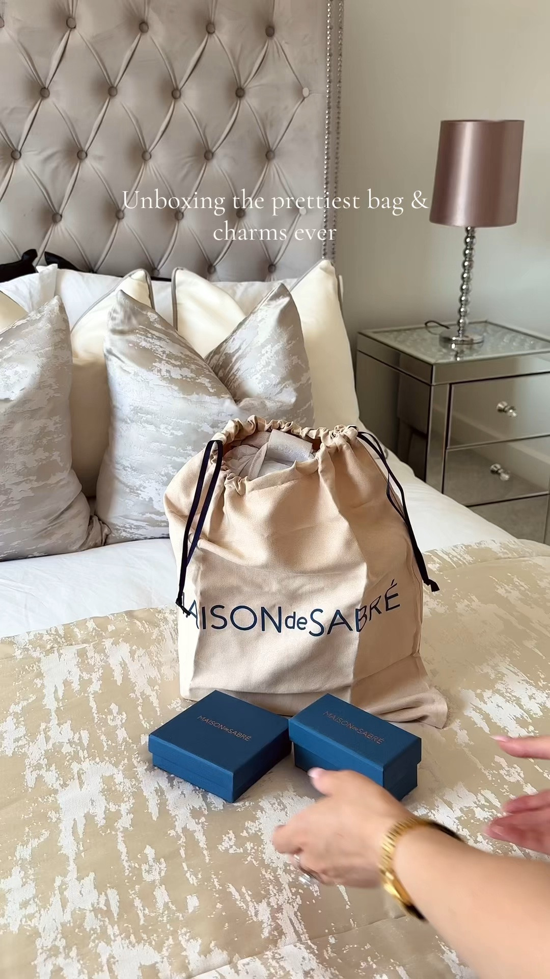 Unboxing my new bag! 🍊

#luxurybag #midluxury #leatherbag #handbag #tanleatherbag #brownleatherbag #summerbag #smalltotebag #bucketbag #daybag

#LTKsummer #LTKtravel #LTKbag