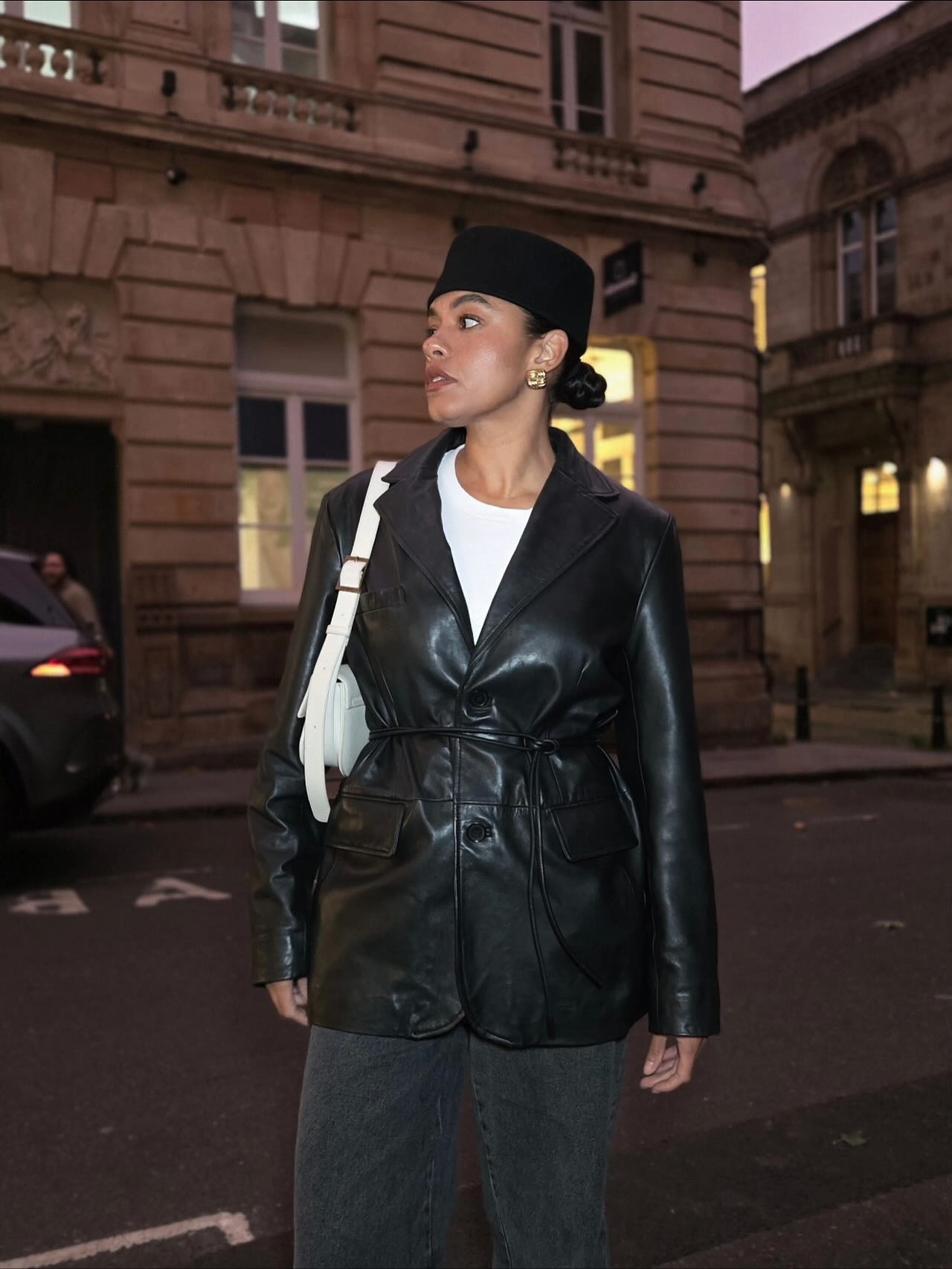 Leather nights, city lights & a hat made for main character moments ✨

#FashionVibes #UrbanStyle #LeatherLook #ChicAndSimple #EffortlessCool #NightOutFits #FallFashion2025 #StatementHat #CityNights #ModernStyle #cityvibes #falloutfitinspo #aestheticoutfits