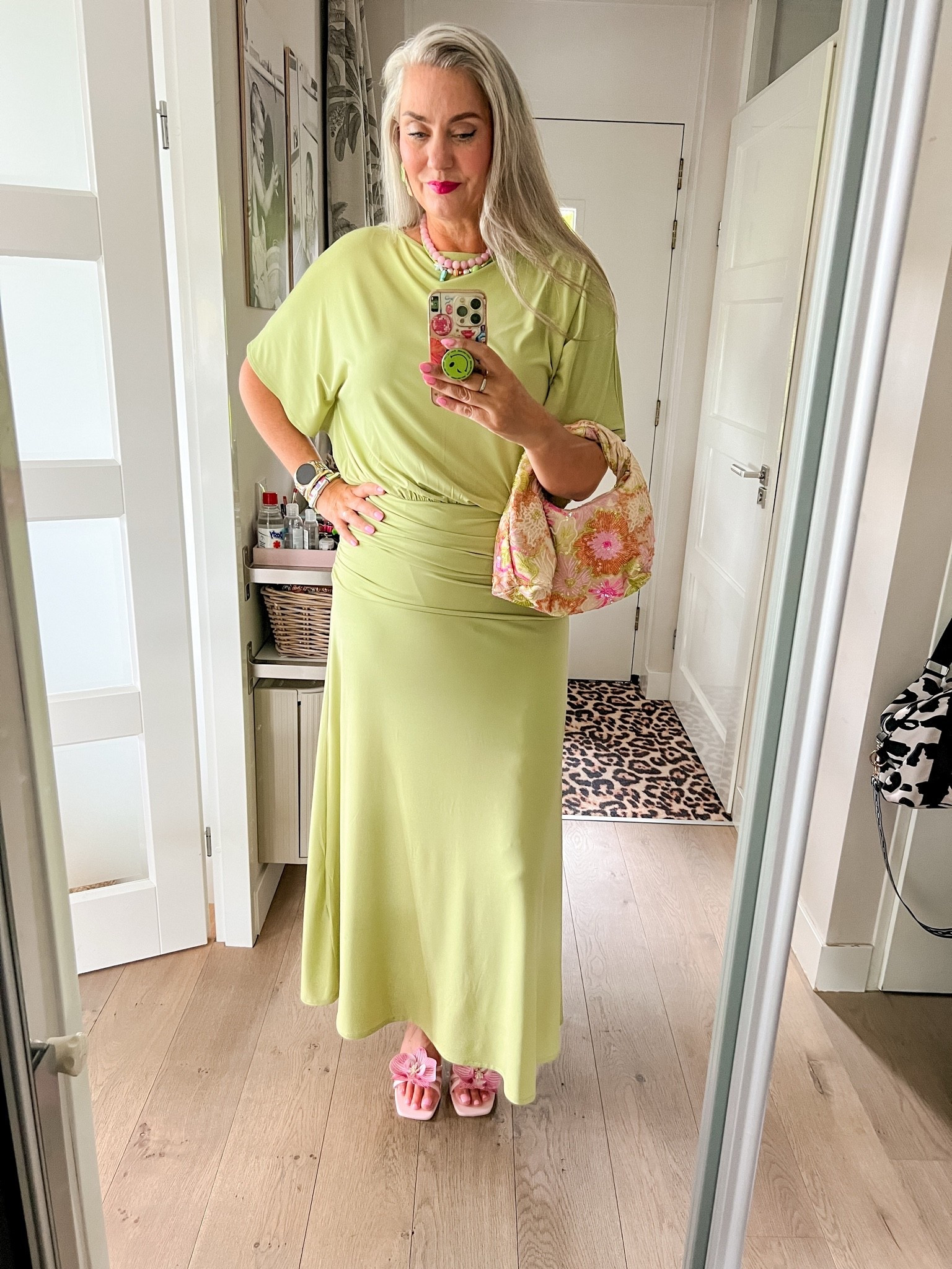 OOTD - Zondag. Klaar voor een jubileum feestje. Ik draag een lichtgroene maxijurk (L), kettingen, tasje met pailletten en sandaaltjes met bloem.

#LTKnederlands #LTKeurope #LTKpartywear