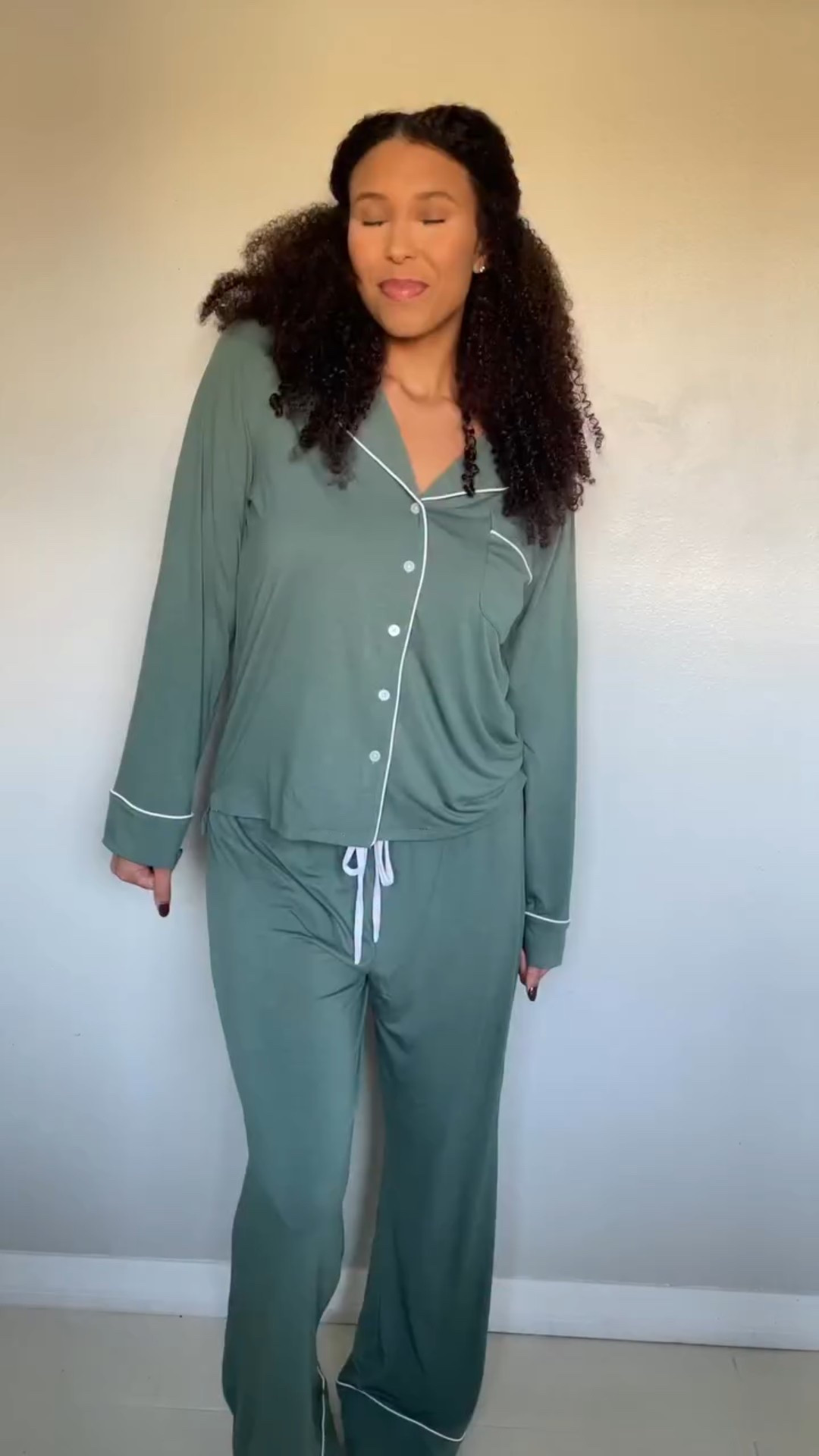 Slow nights, soft pajamas and finally staying cool ✨
Wearing the Cooling Piped Pajama Set from Bare by @barenecessities & feeling so much more comfortable!

#sarasotacontentcreator #floridacontentcreator #sarasotainfluencer #barenecessities 