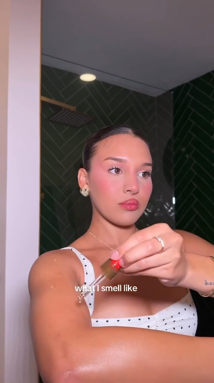 My fall scent routine 🤎 Warm vanilla, cozy vibes, and simple layering that lasts all day. I’ve been loving soft, sweet notes for the season, nothing heavy, just warm and comfy. If you’re into that clean, cozy girl smell, this is the routine <3 

@miumiu @josiemaran @colourpopcosmetics #explorepage #scentoftheday #scentcombo #perfume #fallscents

#LTKGiftGuide #LTKgrwm #LTKselfcare