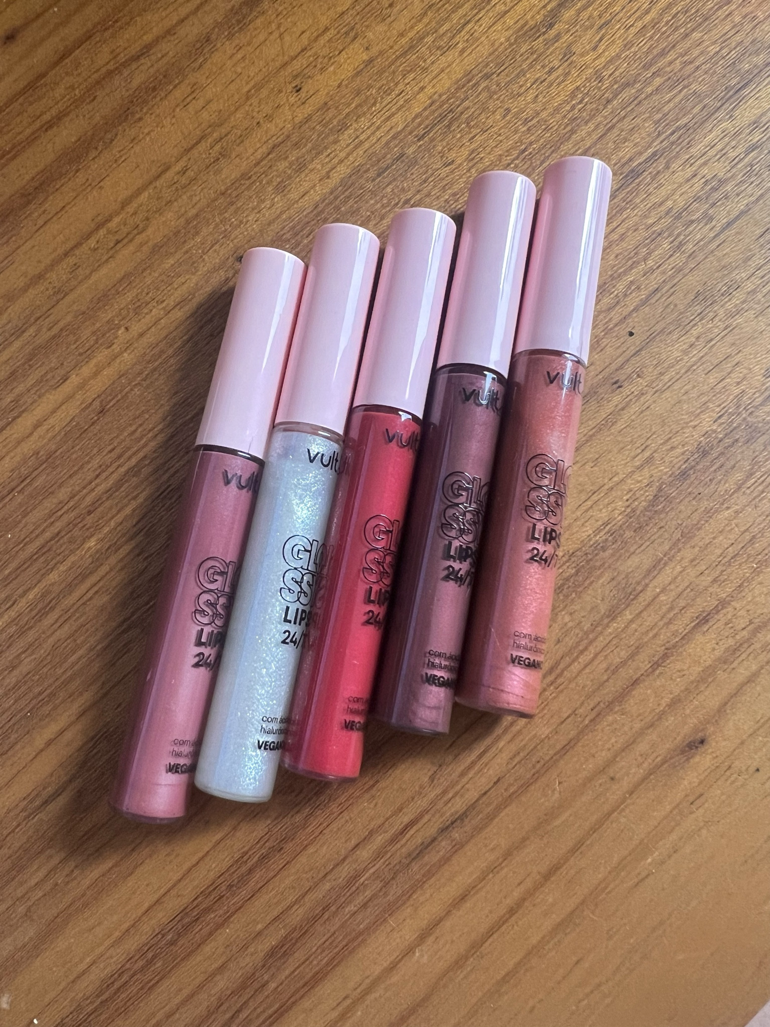 Uma coleção de glosses perfeita, ela se chama: 24/7 da Vult! 

Super fininho, com tons lindos, acabamento chique e cintilante que destaca a os lábios. 

Perfeitos agora para as festas de fim de ano ✨🎄

#NatalLTK #LTKGift 

#LTKbeauty #LTKbrasil