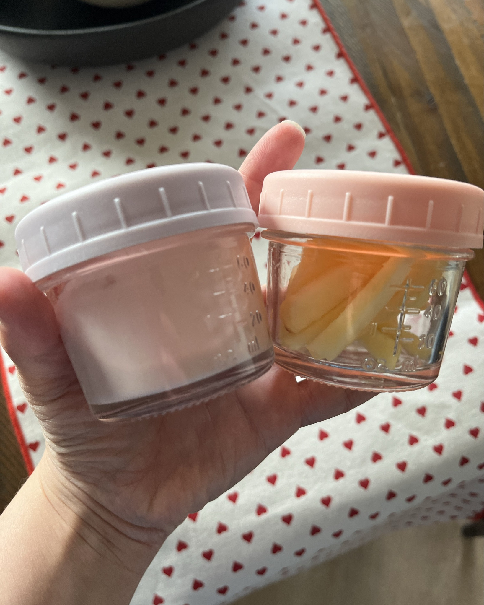 I have been using these glass baby food containers for over a year now! They are one of my most used baby items. at six months I used for purées and as we started solids, it was perfect way to cut things up and portion them. Now I use them for my toddler to portion snacks, and lunch. They are glass and microwave safe. 🧸💕🍴