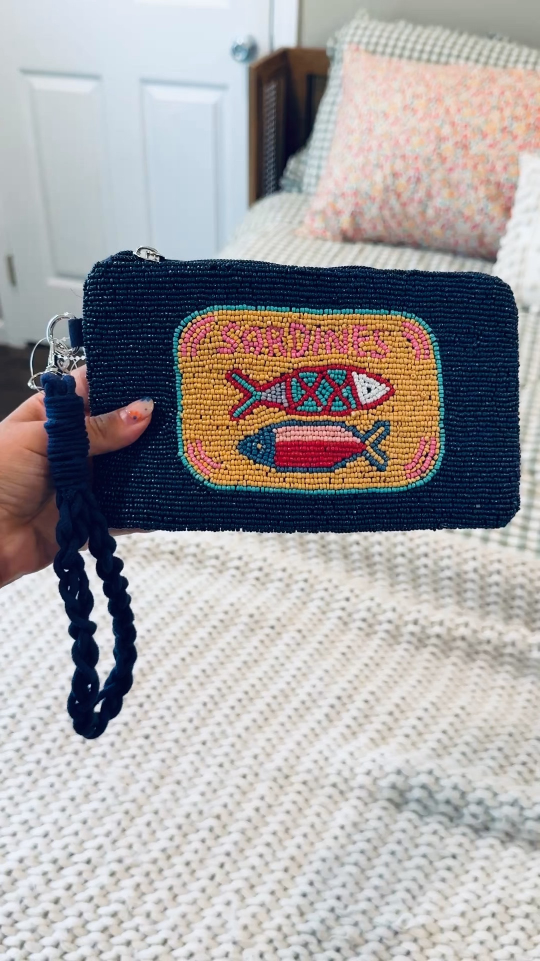 How cute is this embroidered sardines bag?!! 

 