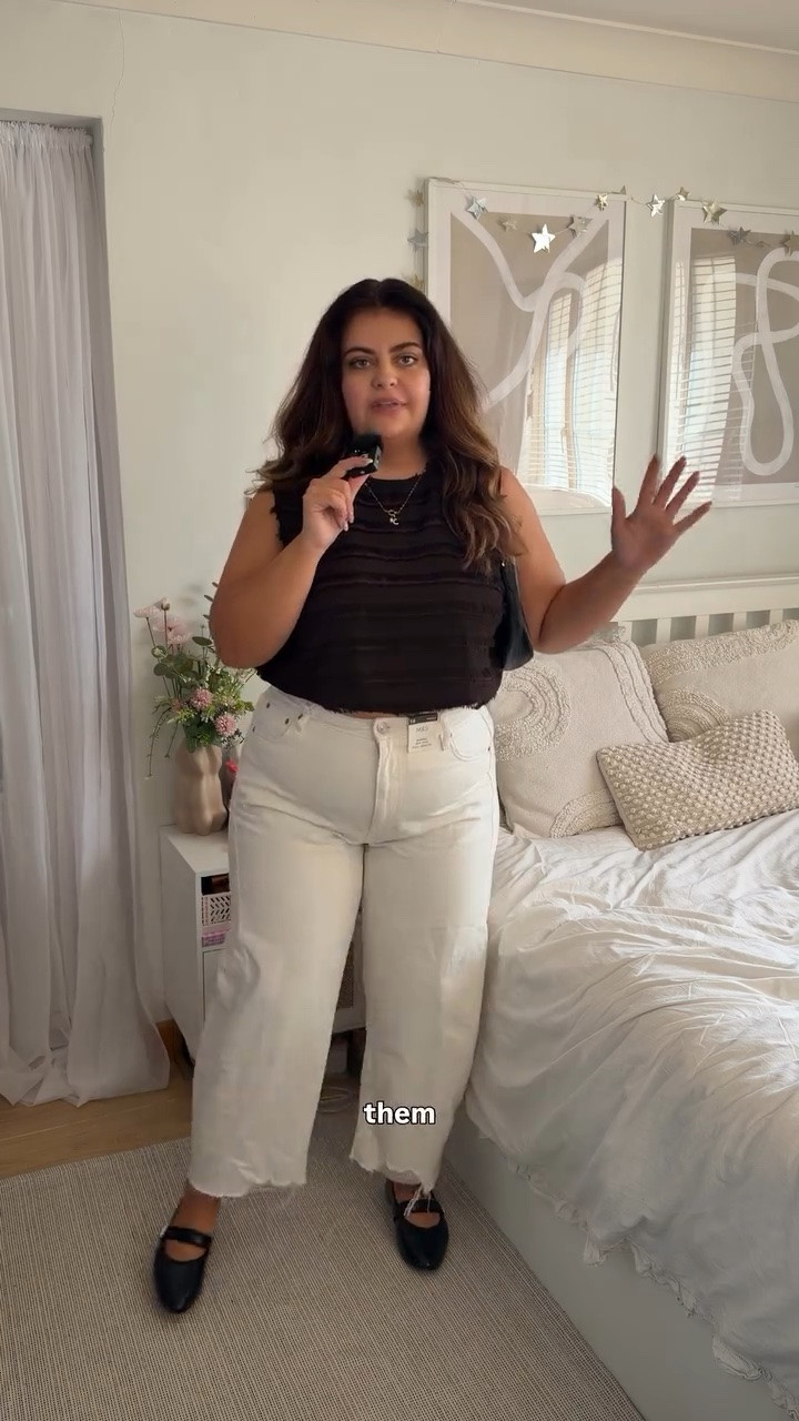 Putting the @vinted algorithm to the test and styling some new jeans with my new find 👀 do you think the jeans are a keep?!? 🤍 

#vintedstyle #vintedstyling #stylewithme #outfitstyling #midsizeootd