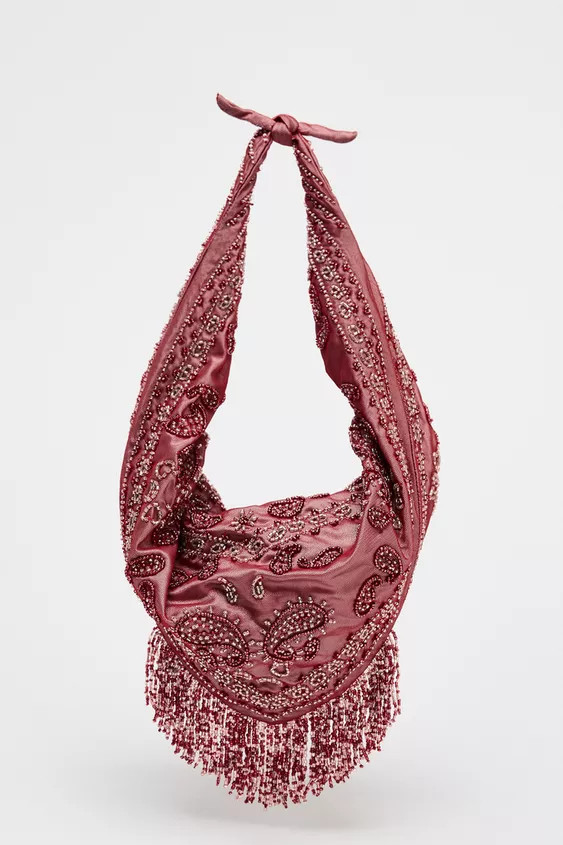 Woven shoulder bag with beaded detail and fringe trim. Chain shoulder strap. Zipper closure.Heigh... | Zara US