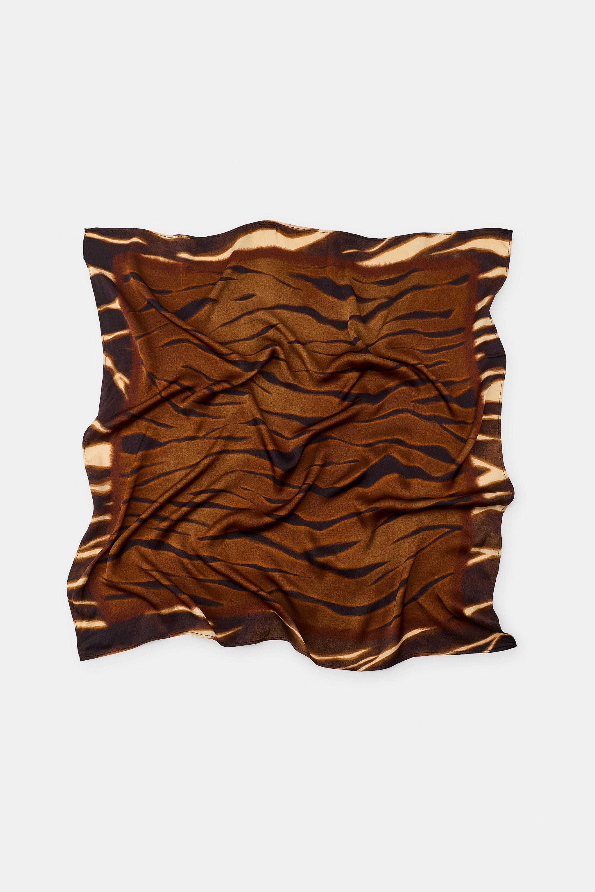 Größe des Models: 179 cmHalstuch mit Animalprint aus 100 % Viskose.Maße: 70 x 70 cm. | Zara DE