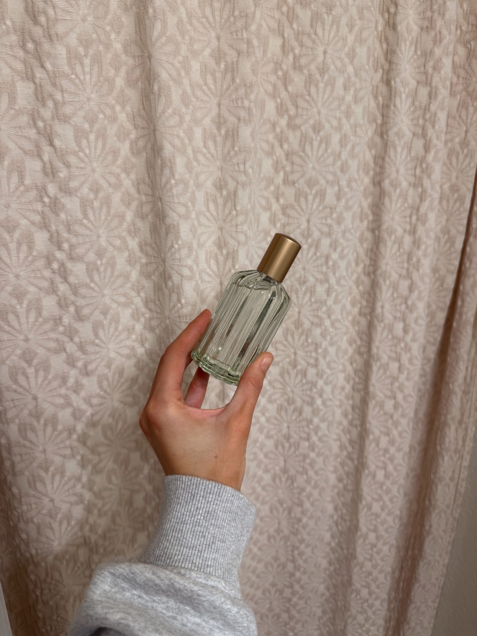 This room spray smells soooo pretty! And the color is too cute for spring decor 🌷