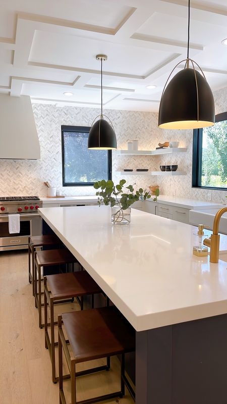Modern kitchen in Park City🌿 



Pottery barn, World Market, Shades of Light, kitchen, counter stools, shelf styling, tableware, kitchen accessories, staging, interior styling 