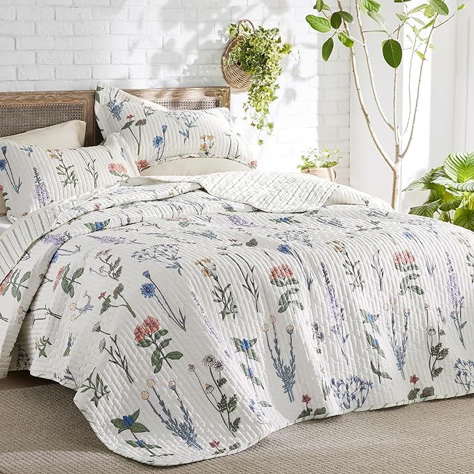 Bedsure Floral White Quilt Set - King Size Reversible Quilt Bedding Set, 3 Pieces Lightweight Bed... | Amazon (US)