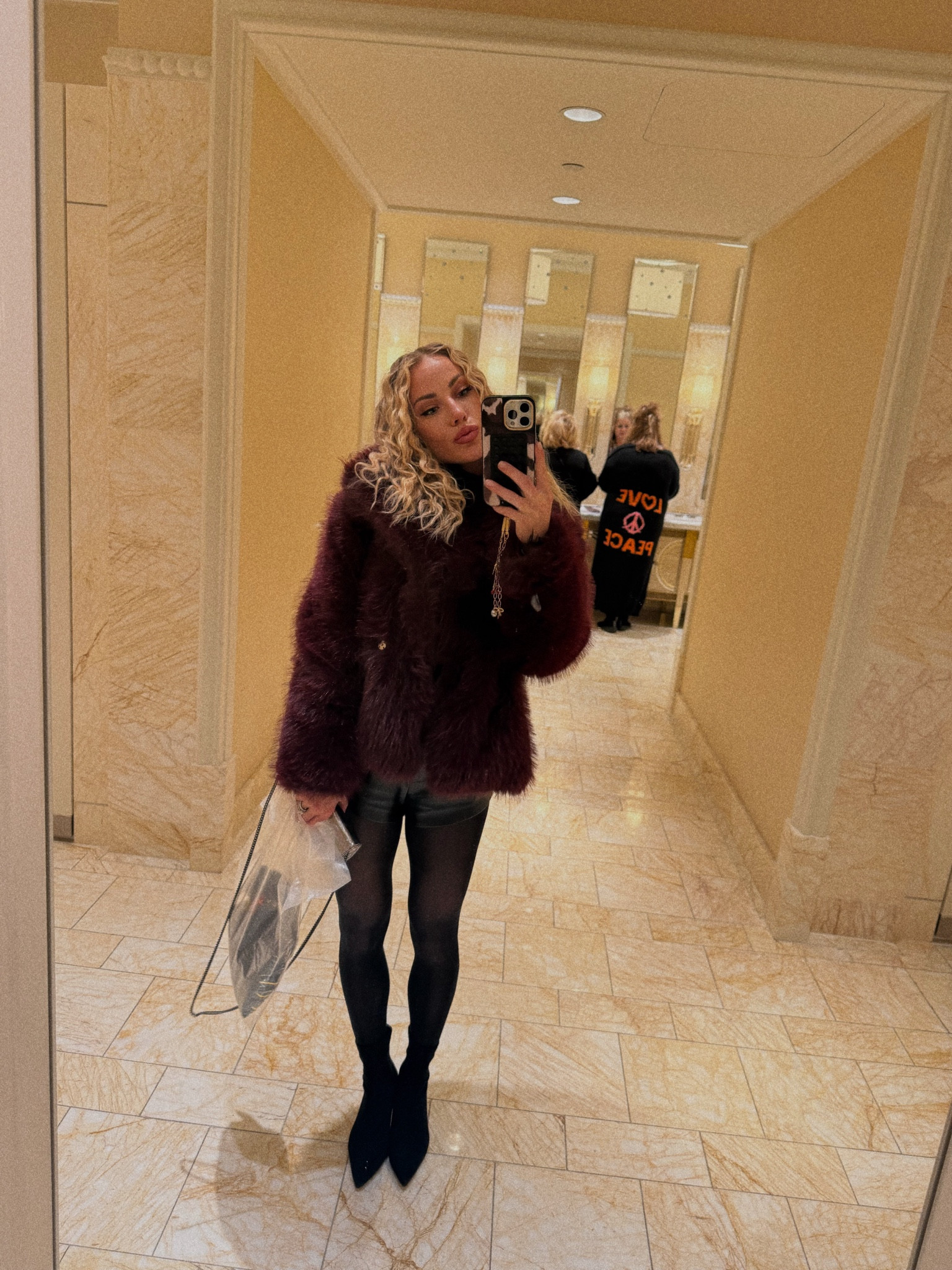 Mob wife = alter ego 🖤 #amazonfinds #fauxfux #luxuryfauxfur #winterlooks #finehairlooks

#LTKTravel #LTKWorkwear #LTKFindsUnder50