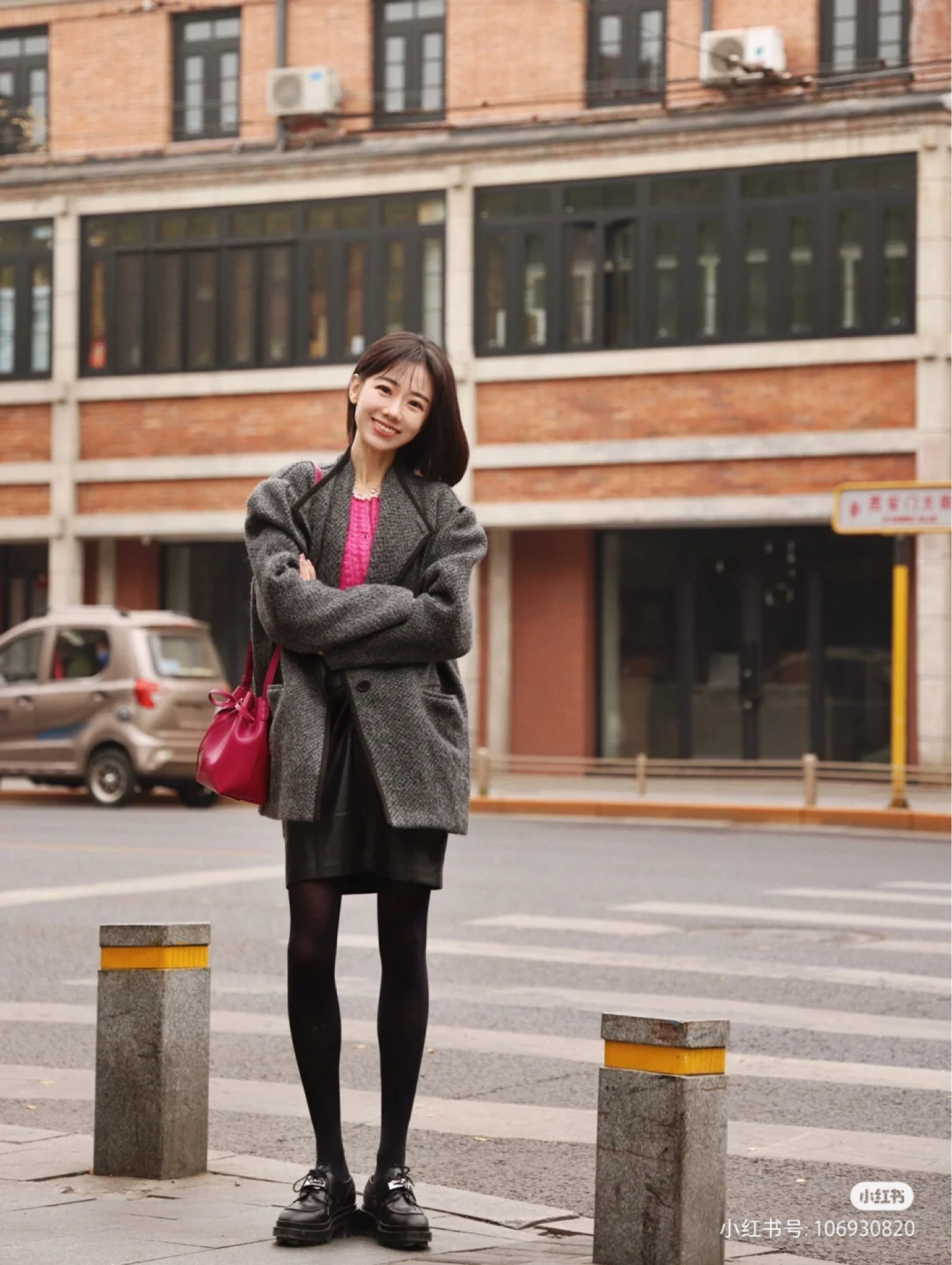 
行走的法式浪漫🍂解锁大衣+皮裙的优雅性感

之前开箱分享过的这件深灰色羊毛外套上身啦，
法式氛围感和高级感直接拉满！
不规则剪裁和宽肩设计，
大衣应该有的随性和慵懒感全都有了～
搭配黑色皮裙、黑色丝袜和黑色厚底牛津鞋，
秋冬保暖的同时也可以穿出轻盈好身材
内搭柔软的马海毛法式针织开衫，
一点若影若现的玫粉色打破秋冬的沉闷，
可爱又不失优雅和小小的性感～

·isabel marant etoile
·sezane
·nanushka
·mansur gavriel
·hermes
#LTKchina #LTKasia

#LTKshoecrush #LTKitbag #LTKstyletip