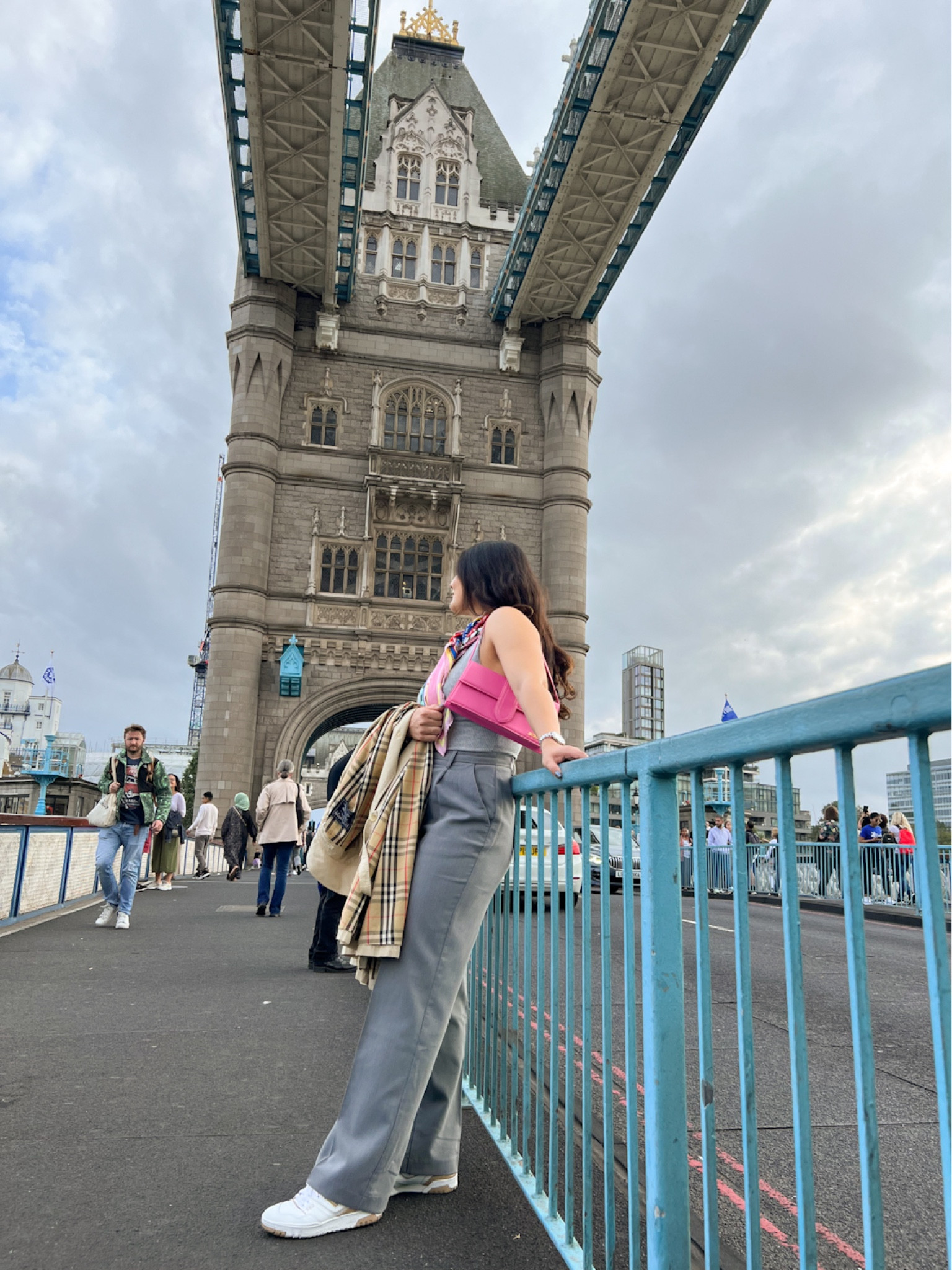 Grey monochrome casual chic outfit (TTS)
Pink jacquemus bag 
Burberry trench coat (mine is vintage men’s but I linked similar options!) 

London outfits 
Travel outfits 
Chic travel style 